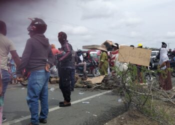 Comunidad wayuu bloquea la vía Maicao–Riohacha por el asesinato de uno de sus integrantes