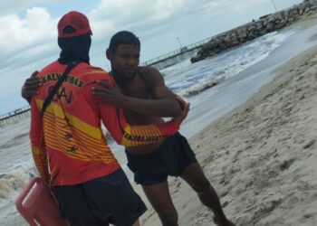 Rescatan a hombre que se lanzó desde la punta del muelle turístico de Riohacha