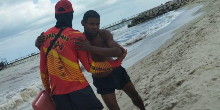 Rescatan a hombre que se lanzó desde la punta del muelle turístico de Riohacha