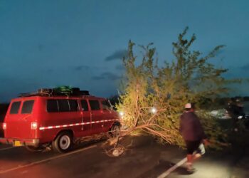 Habitantes de comunidad indígena bloquean la vía Maicao–Riohacha para exigir reconocimiento