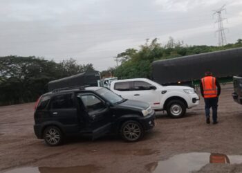 Habitantes del río Cañas protestan en las instalaciones de Puerto Brisa por deterioro ambiental en la zona