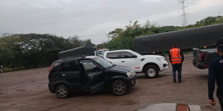 Habitantes del río Cañas protestan en las instalaciones de Puerto Brisa por deterioro ambiental en la zona