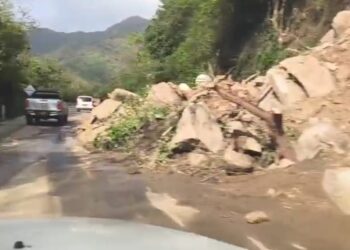 Bloqueos y derrumbes complican la movilidad en la Troncal del Caribe entre Riohacha y Palomino