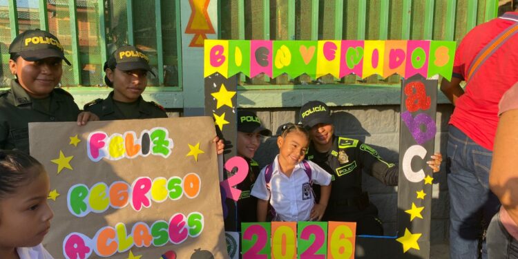 Policía Nacional acompaña el regreso seguro y armónico a clases 2026 en Uribia