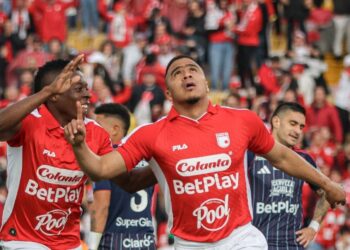 Junior llega a 11 partidos sin ganarle a Independiente Santa Fe tras caer 2-1 en Bogotá