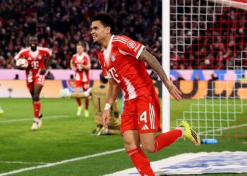 Luis Díaz firma triplete histórico en la goleada del Bayern y alcanza los 100 goles en Europa