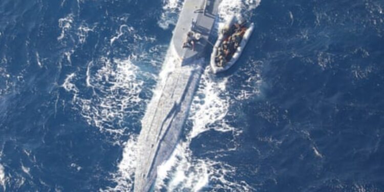 Colombia y Estados Unidos detienen narcosubmarino con cerca de 10 toneladas de cocaína