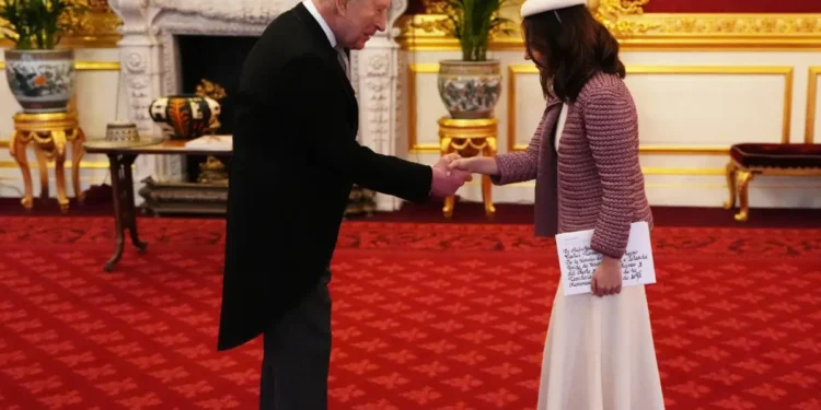 Rey Carlos III podría visitar Colombia, dice Laura Sarabia tras presentar credenciales en Reino Unido