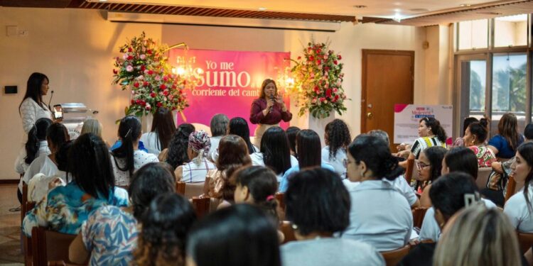 Más de 100 mujeres se unen para conmemorar el Día de la Mujer con Aqualia y AMULIDESO