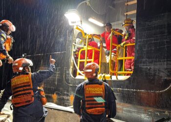 Armada rescata a cinco tripulantes tras hundimiento de motonave en el Caribe cerca de San Andrés