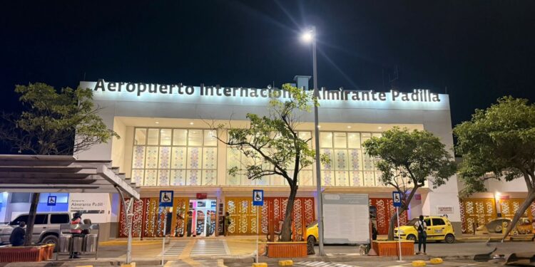 Histórico: aeropuerto de Riohacha recibe primer vuelo comercial nocturno en casi 80 años de operación