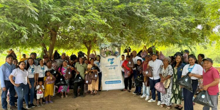 Voluntariado de Air-e Intervenida beneficia a 100 familias en Riohacha con entrega de mercados y kits de aseo