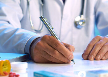 ¿Puede un alcalde elegido para completar período nombrar a un nuevo gerente en el hospital municipal?