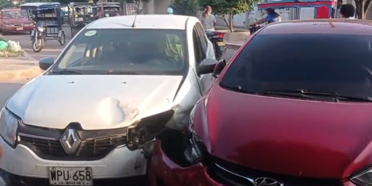 Choque entre vehículos deja dos pasajeros lesionados en Villanueva