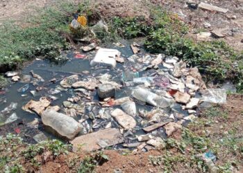 Habitantes del barrio Pringamosal, en Barrancas, denuncian malos olores por manjol de aguas residuales