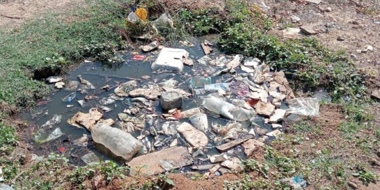 Habitantes del barrio Pringamosal, en Barrancas, denuncian malos olores por manjol de aguas residuales