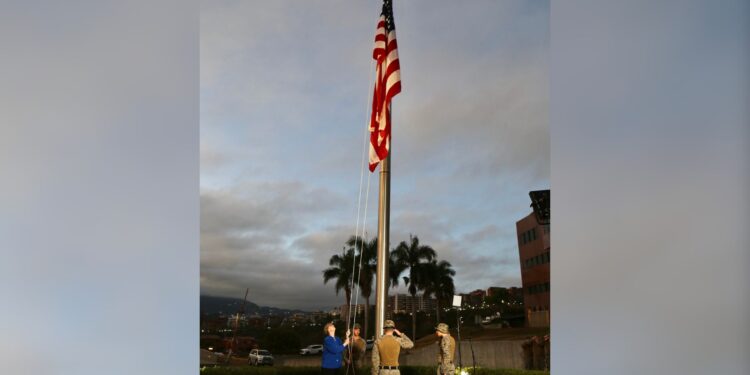 Embajada de EE. UU. en Venezuela vuelve a izar su bandera tras siete años de ruptura diplomática