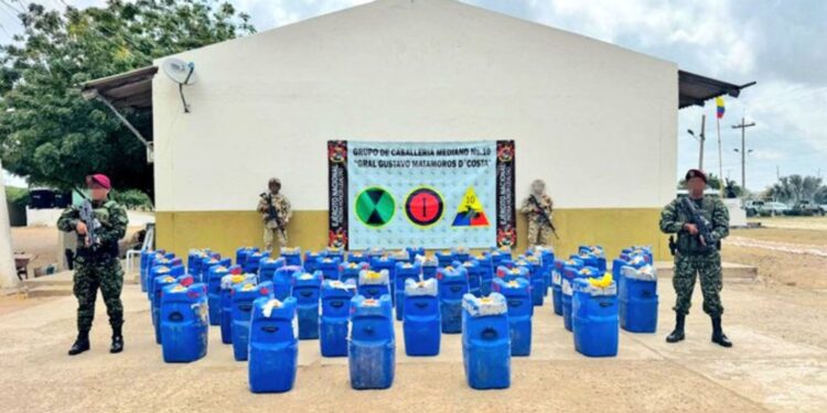 Ejército incauta más de mil galones de combustible de contrabando en zona rural de Maicao