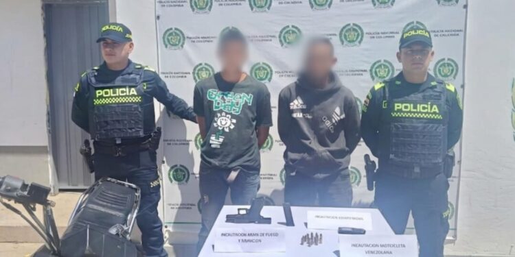 Policía frustra presunto plan de homicidio y captura a dos hombres armados en Uribia