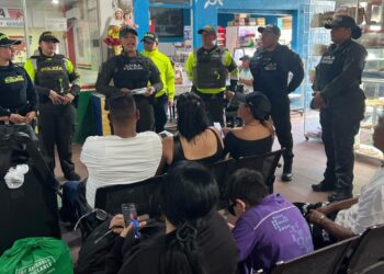 Policía realiza jornada preventiva contra secuestro y extorsión en el terminal de transporte de Riohacha