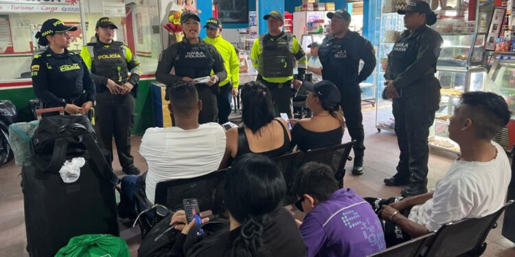 Policía realiza jornada preventiva contra secuestro y extorsión en el terminal de transporte de Riohacha