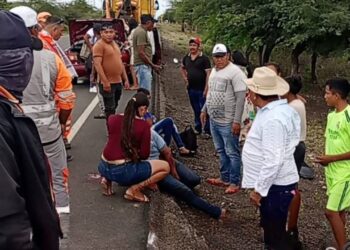 Accidente entre automóvil y motocicleta deja dos heridos en la vía Riohacha–Maicao