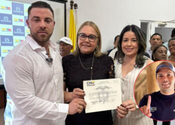 María Cristina Soto recibe credencial de su hijo Juan Loreto Gómez como representante a la Cámara