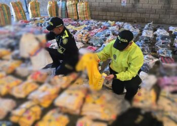 Incautan millonario cargamento de confecciones ilegales en Barranquilla: 1.000 eran camisetas de la Selección Colombia