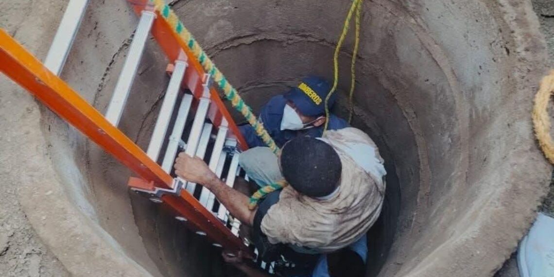 Bomberos rescatan a hombre tras caer de forma accidental en un pozo artesanal en Fonseca