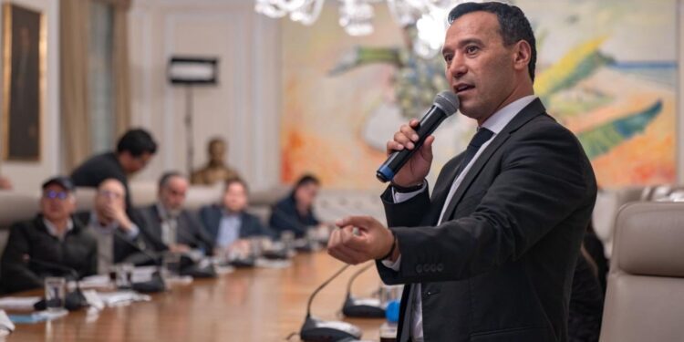 Ministro de Defensa anuncia entrega de viviendas a familias de víctimas de la tragedia de la FAC