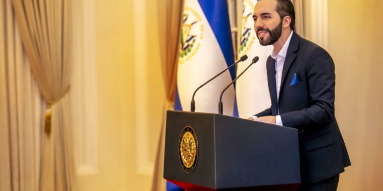 El Salvador avala cadena perpetua para delitos graves en reforma constitucional impulsada por Bukele