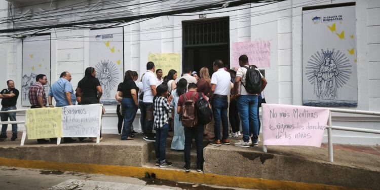 Docentes y líderes comunitarios bloquean la Alcaldía de Riohacha para exigir transporte escolar