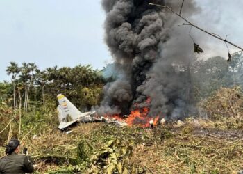Avión militar se estrella tras despegar y deja múltiples víctimas y decenas de heridos