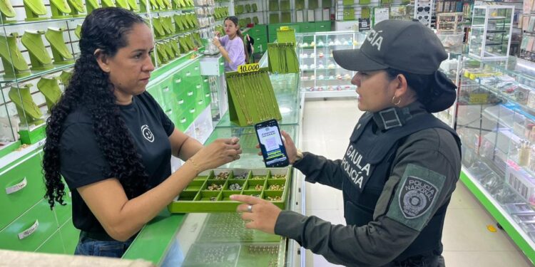 Comerciantes de los mercados públicos de Riohacha, son orientados en la prevención contra la extorsión