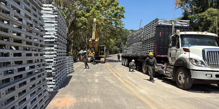 Ejército avanza en la instalación de puente modular en Mendihuaca para restablecer la conexión entre el Magdalena y La Guajira