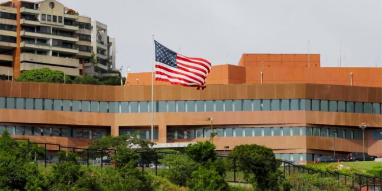 Estados Unidos reabre su embajada en Venezuela tras siete años y restablece relaciones