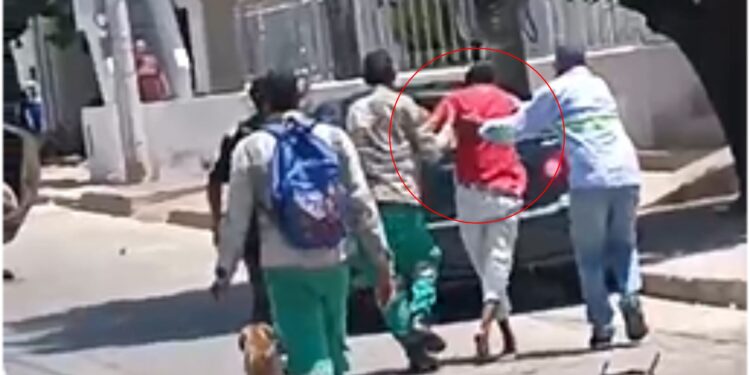 Accidente de tránsito entre automóvil y motocicleta deja un hombre herido en Riohacha