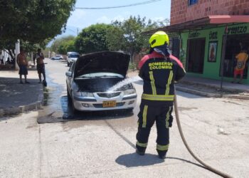 Bomberos de Barrancas evitaron que incendio consumiera vehículo en barrio Lorenzo Solano