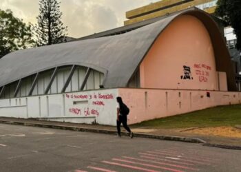 Docente y estudiantes enfrentan a encapuchados en la UIS de Bucaramanga