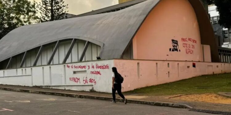 Docente y estudiantes enfrentan a encapuchados en la UIS de Bucaramanga