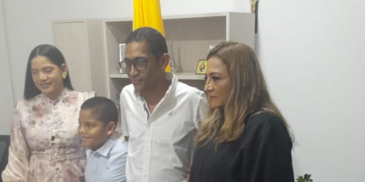 Rubén Carmelo Mendoza toma posesión como alcalde encargado de Fonseca