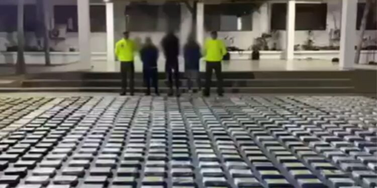 Incautan 1,2 toneladas de cocaína y 305 kilos de marihuana en zona marítima de La Guajira