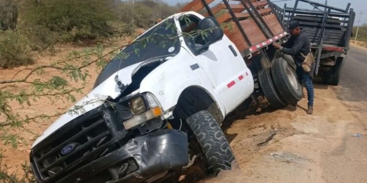 Volcamiento de camión deja daños materiales en la vía Manaure – Uribia