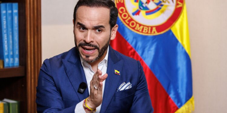 Procuraduría abre indagación previa a funcionarios de la DNI por presuntas “chuzadas” a Abelardo De La Espriella