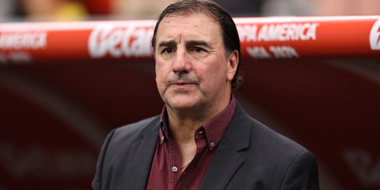 Néstor Lorenzo inicia gira internacional para evaluar a jugadores de la Selección Colombia de cara al Mundial