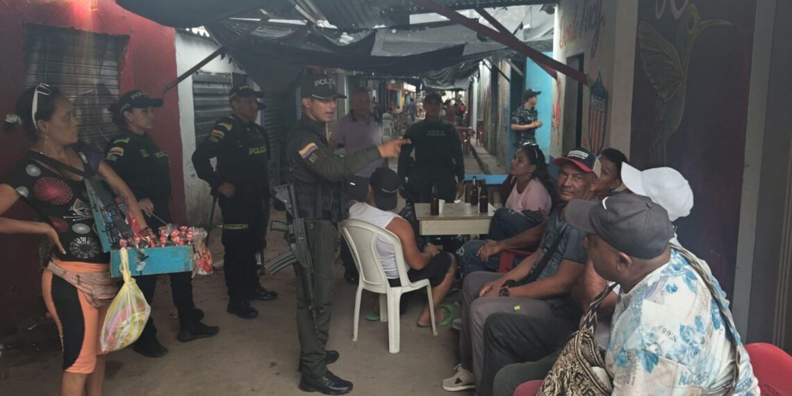 Gaula realiza jornada de prevención contra extorsión y secuestro en el mercado nuevo de Riohacha