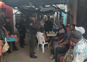 Gaula realiza jornada de prevención contra extorsión y secuestro en el mercado nuevo de Riohacha