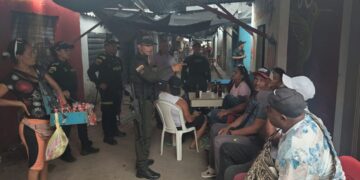 Gaula realiza jornada de prevención contra extorsión y secuestro en el mercado nuevo de Riohacha