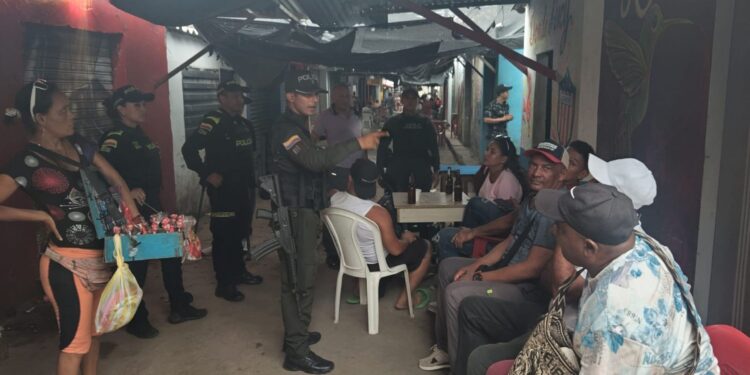 Gaula realiza jornada de prevención contra extorsión y secuestro en el mercado nuevo de Riohacha