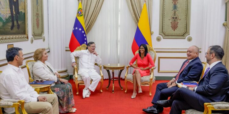 Petro se reúne con Delcy Rodríguez en Caracas para abordar crisis fronteriza y cooperación bilateral